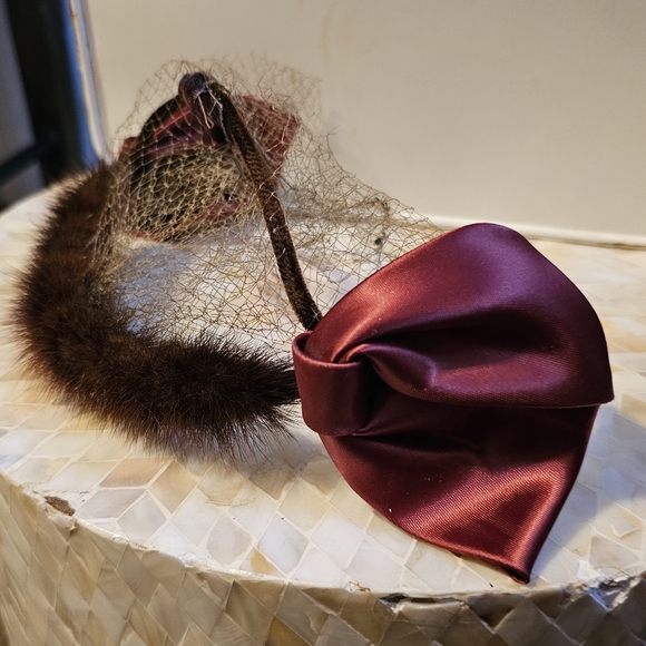Vintage 40s 50s Fascinator Hat Brown Velvet and Red Satin with Tulle and Fur - Picture 3 of 8
